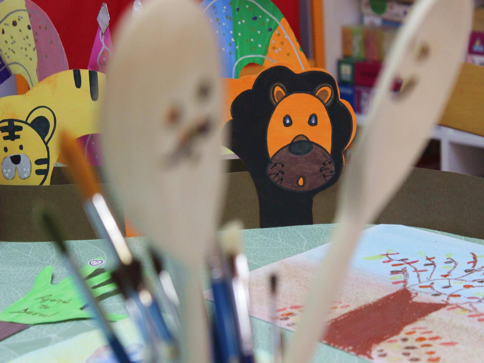 Πινέλα ζωγραφικής στο εργαστήρι της Ροδοπαρέας