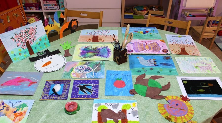 Εικόνα του χώρου δημιουργίας του εργαστηρίου με έργα των παιδιών της Ροδοπαρέας